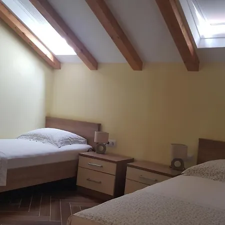 Kvesic アパート プリズバ